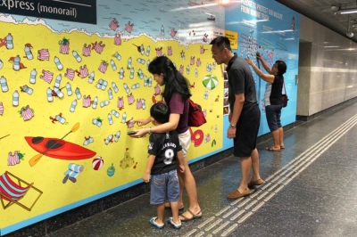  Chiến dịch nâng cao nhận thức về môi trường biển qua bức tường sticker